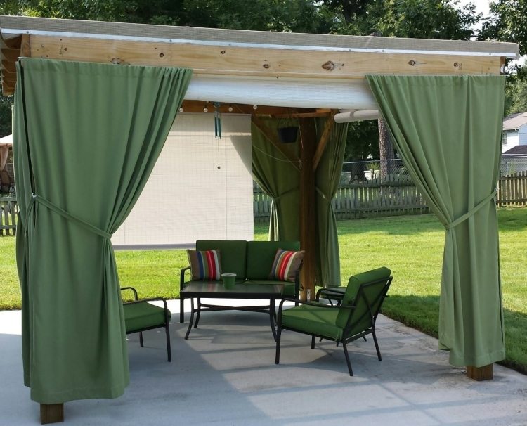 trä-pergola-gardiner-gröna-trädgårdsmöbler-metall-järn-gräsmatta-skugga-integritet