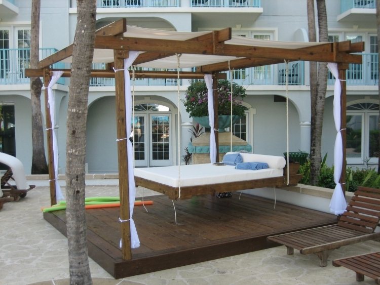 trä-pergola-gardiner-hängande-säng-dagbädd-trä-konstruktion-lounge-uralub