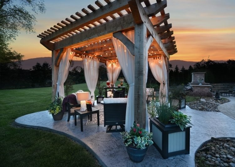 Träpergola-gardiner-kväll-solnedgång-romantisk-fairy lampor-trädgårdsmöbler-klädsel-vit