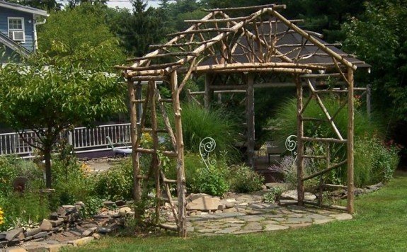 Dekorativ rustik pergola designträdgård