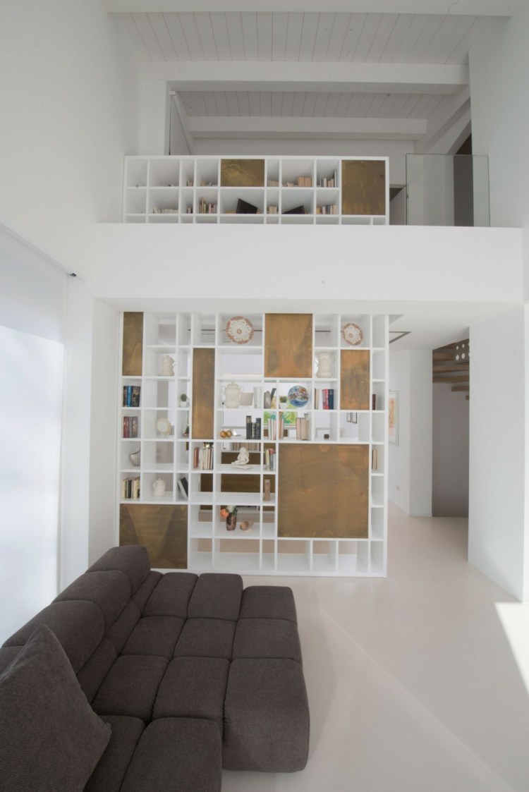Trähylla som rumsavdelare överdimensionerad design öppen vardagsrumssoffa