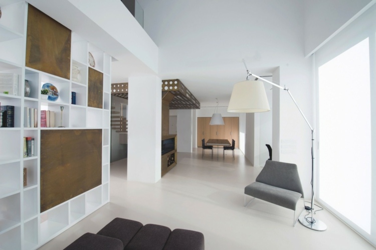 trähylla som rumsdelare vardagsrum-design-stol-klädsel-golvlampa