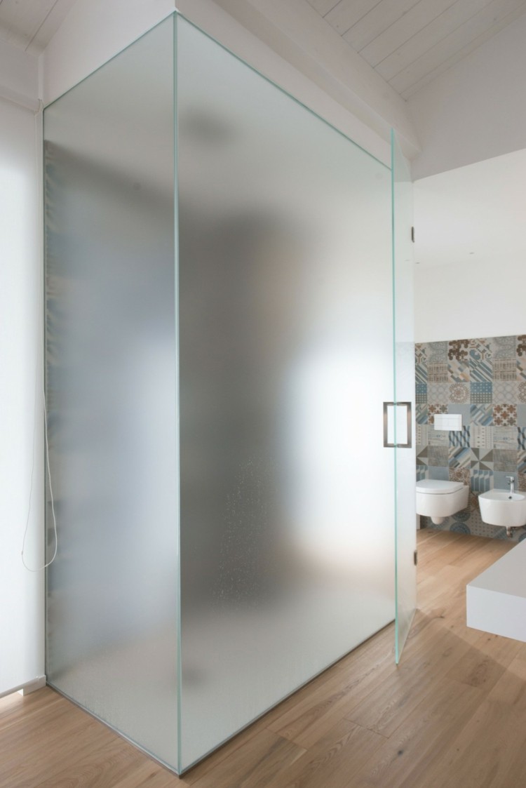 trä-hylla-rumsdelare-dusch-frostat-glas-badrum-design-laminat