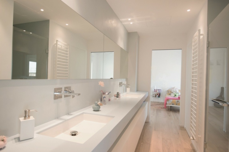 trähylla-rumsavdelare-attraktiv-badrum-vit-tvätt-konsol-spegel