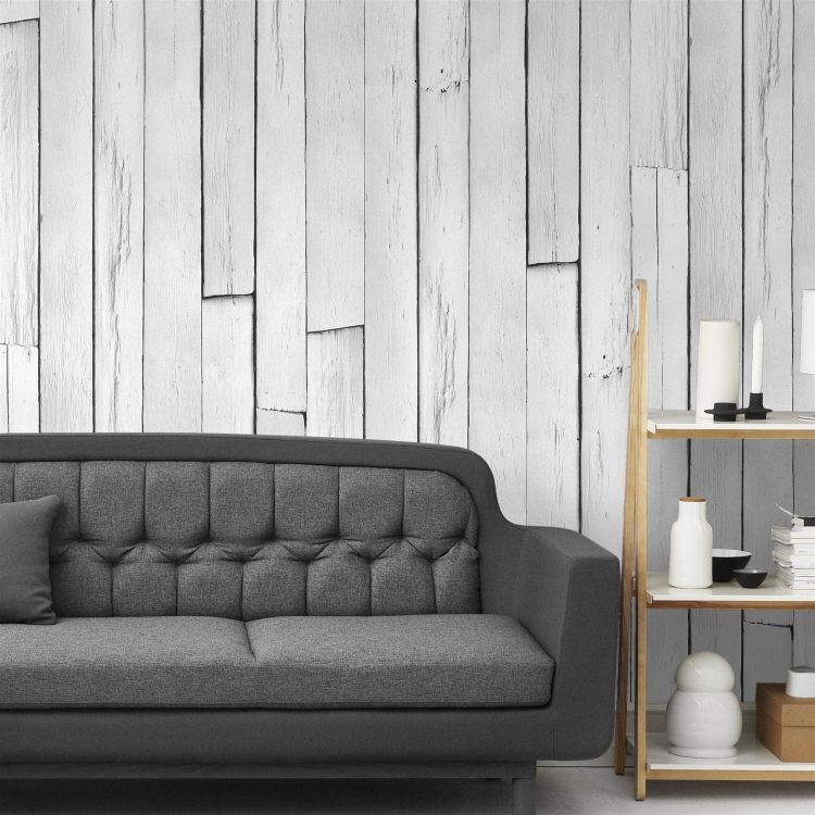 tapet-trä-trä-look-vit-minimalistisk-soffa-grå-stoppad hylla