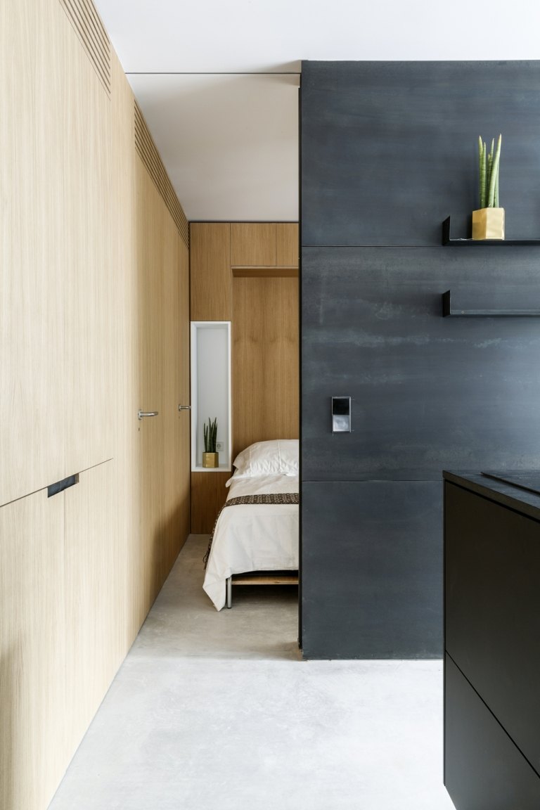 Utfällbar säng i gästrummet och träskiljevägg mellan sovrum och hall