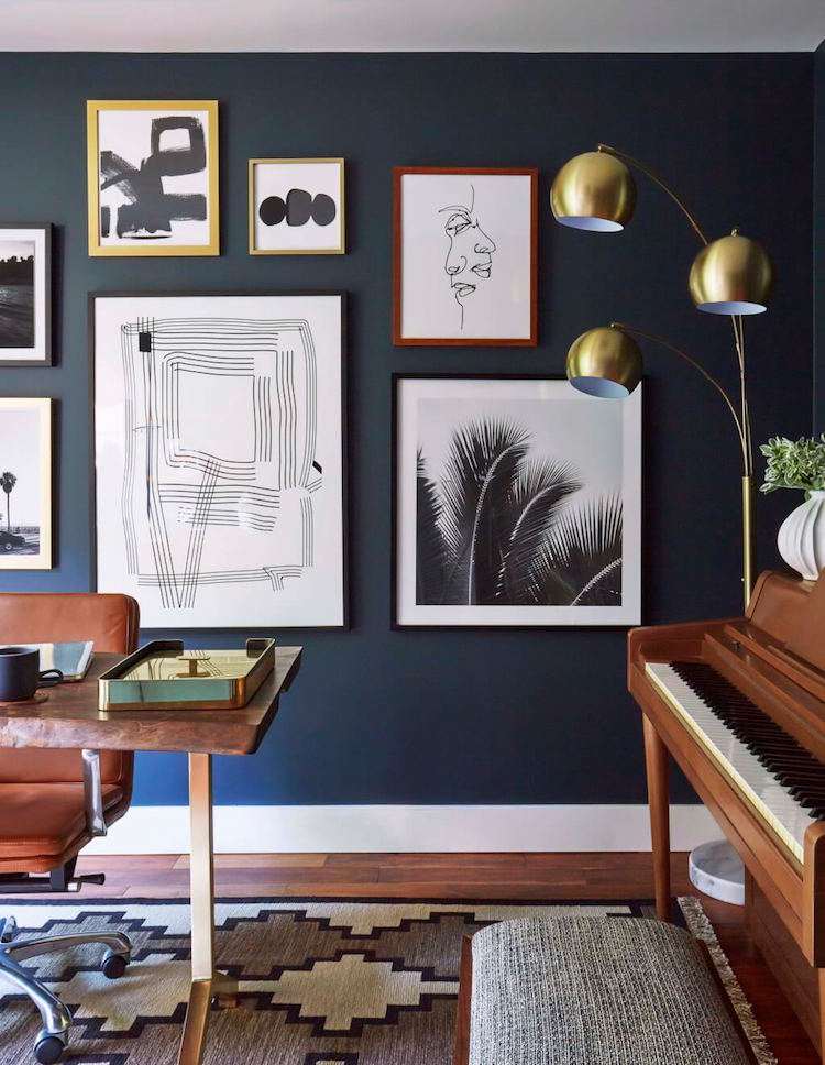 Trä och färg kombinerar möbler i väggfärg