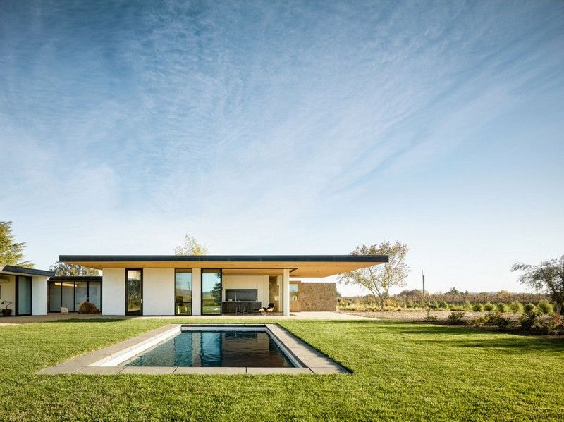 Trä-natursten-pool-gräsmatta-kalifornisk villa