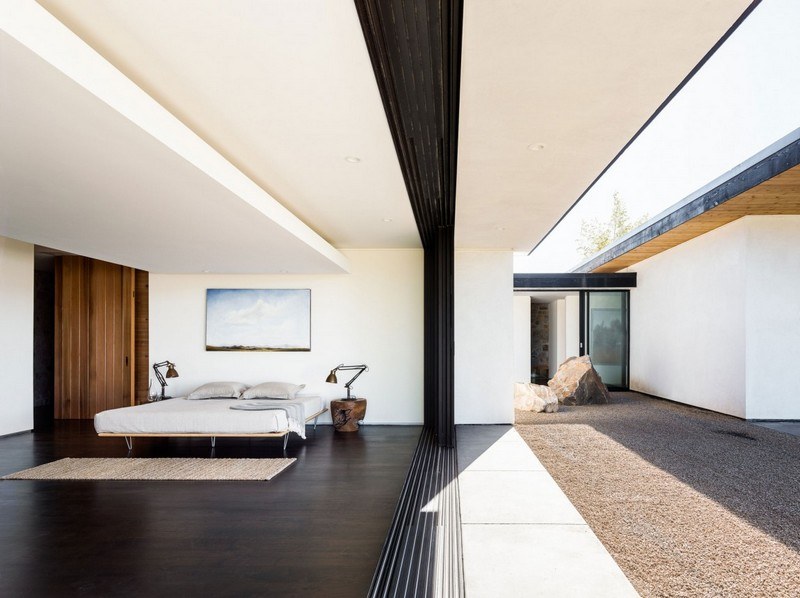 Trä-natursten-grus golv-glas-fronted hus