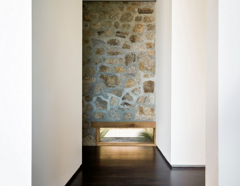 Trä-natursten-fönster-golv-nivå-korridor-ljus