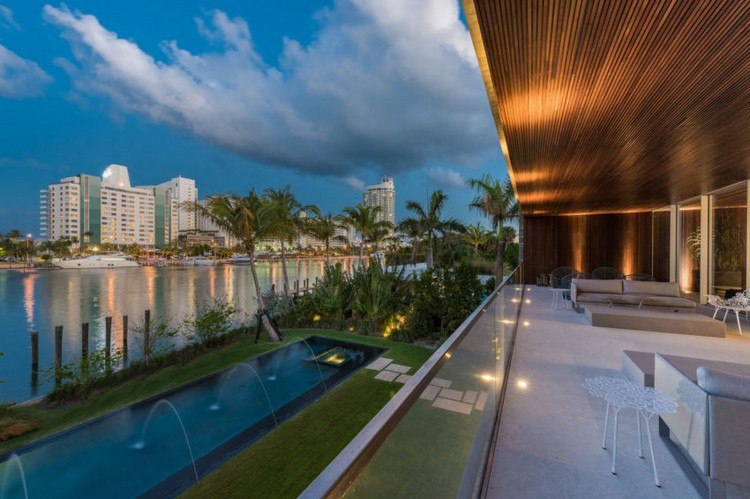 trä-exponerad betong-lyx-hus-terrass-utsikt-miami-beach