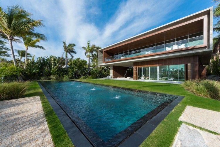 Trä och exponerad betong lyx hus infinity pool
