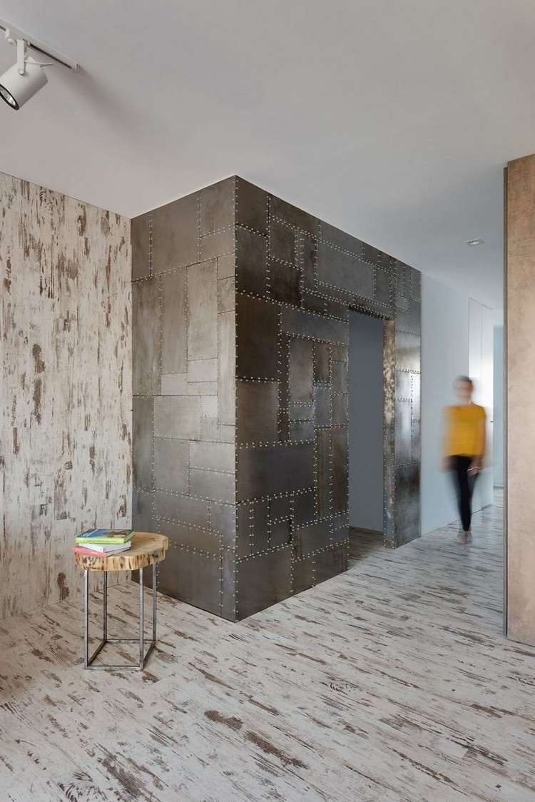 Trä och stål minimalistisk-interiör-metall tallrik-nitar-korridor