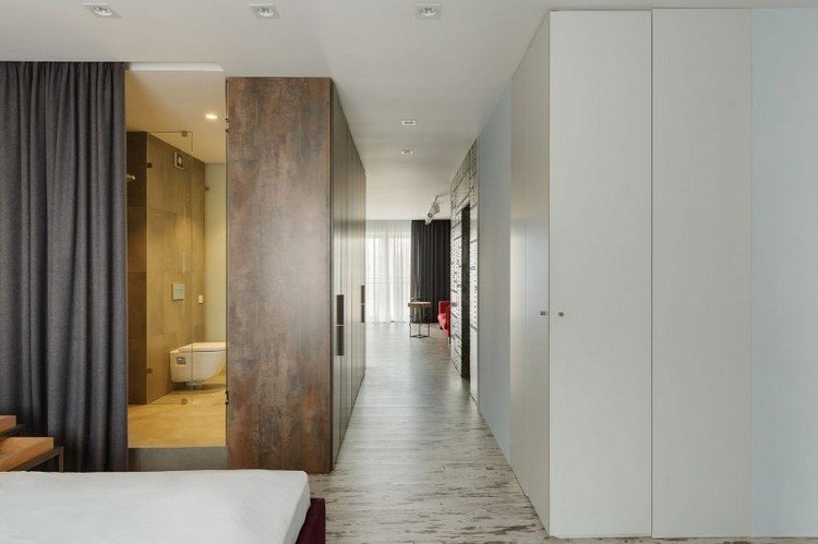 trä-stål-inredning-design-hall-skåp-rost-optisk-rumsdelare-badrum