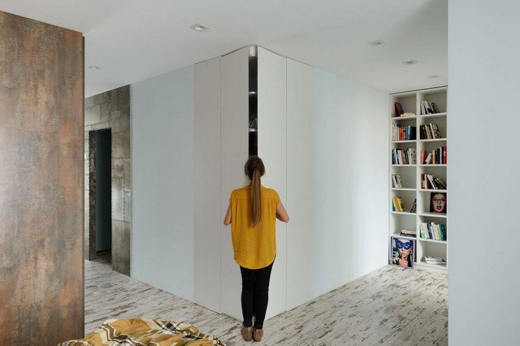 trä-stål-inredning-design-minimalistisk-garderob-hörn-sovrum