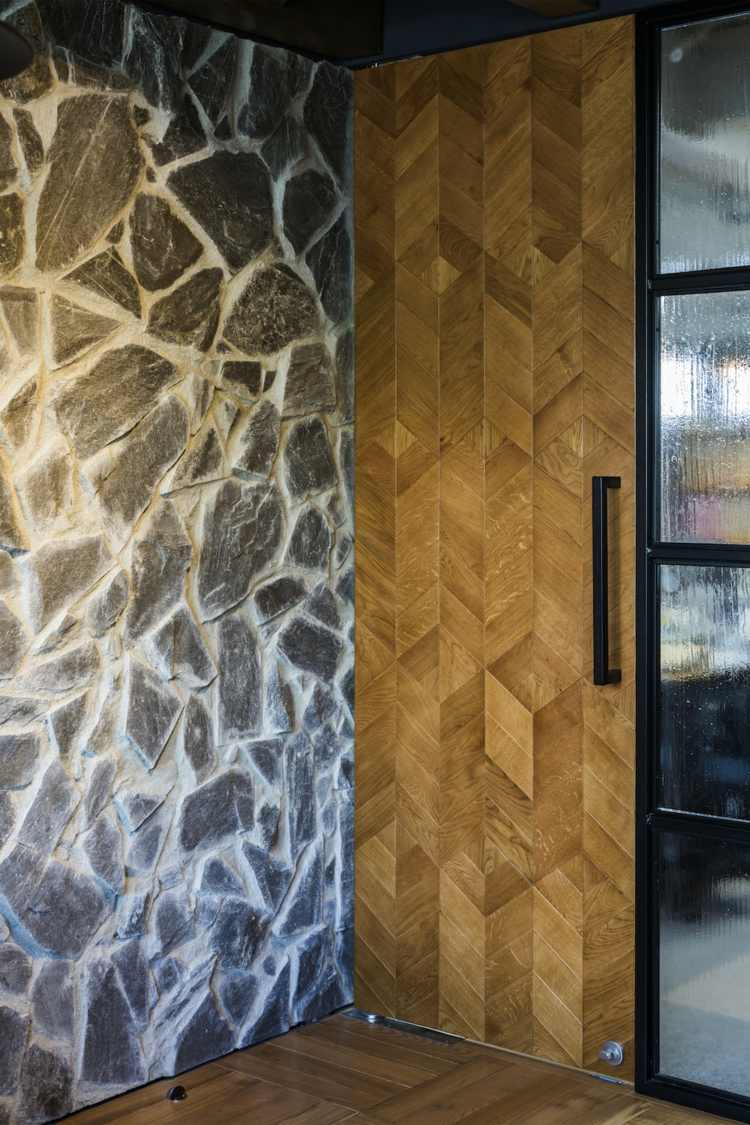 trä-sten-vägg-design-dörr-kontor