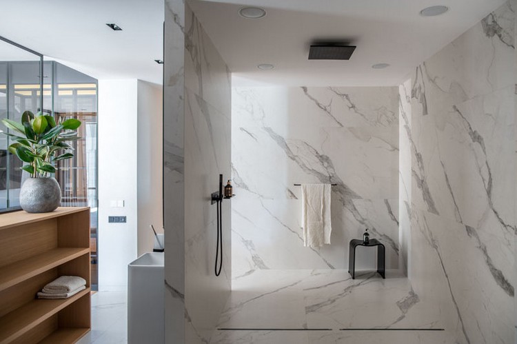 badrum med duschkabin i marmor