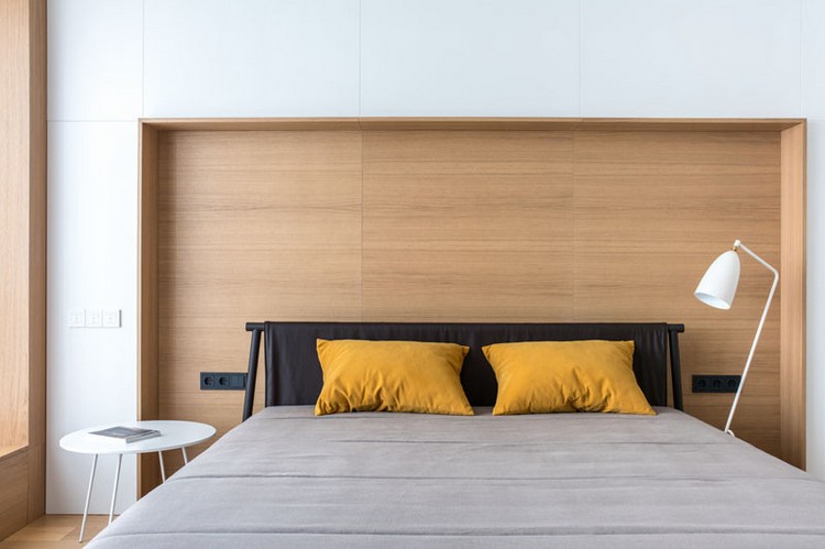 trä och varma färger sovrum säng vägg nisch