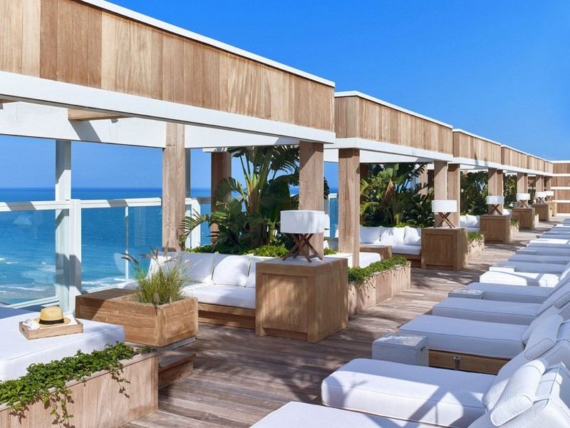 trä-och-vit-design-strand-hotell-terrass-lounge-område-palmtak