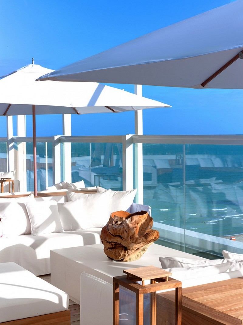 trä-och-vit-design-strand-hotell-terrass-glas-balustrade-parasoll