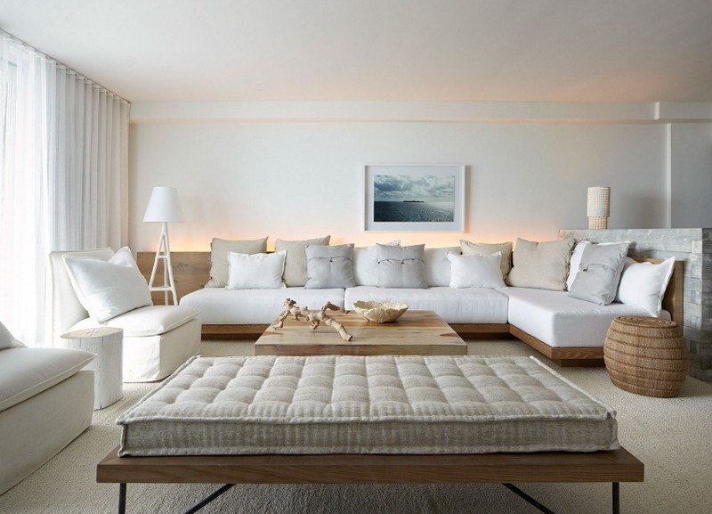 Trä och vit-design-strand-hotell-indirekt-belysning-bakom-soffa