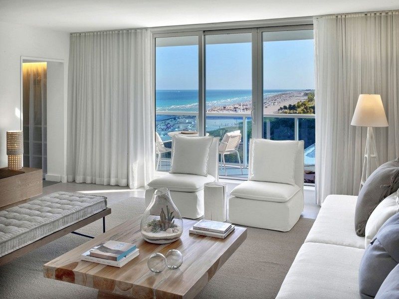 trä-och-vit-design-strand-hotell-svit-utsikt-hav