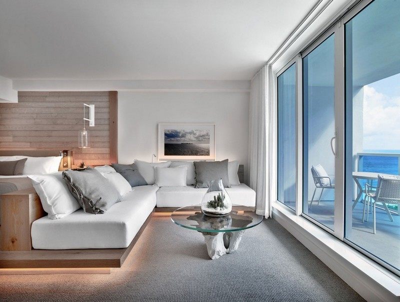 trä-och-vit-design-strand-hotell-ekcsofa-indirekt-belysning-grå-matta