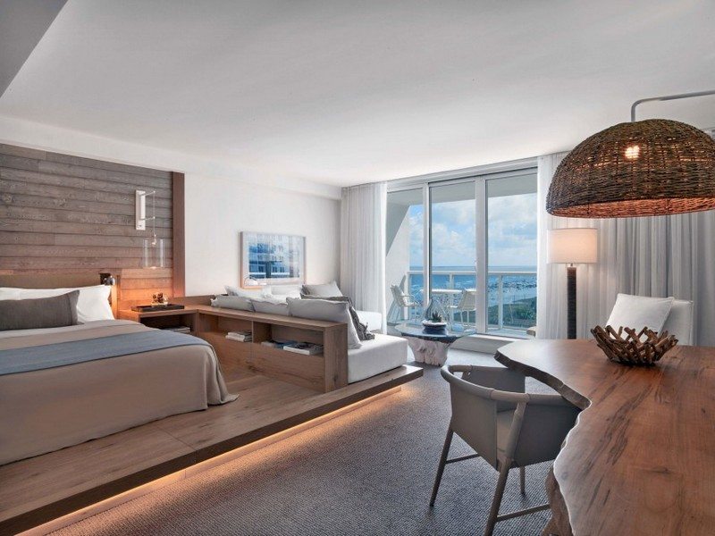 trä-och-vit-design-strand-hotell-svit-plattform-sovrum-soffa-indirekt-belysning