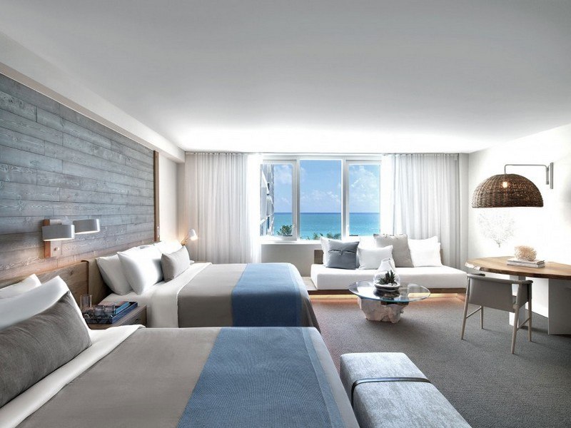 trä-och-vit-design-strand-hotell-grå-trä-färg-mattor-indirekt-belysning