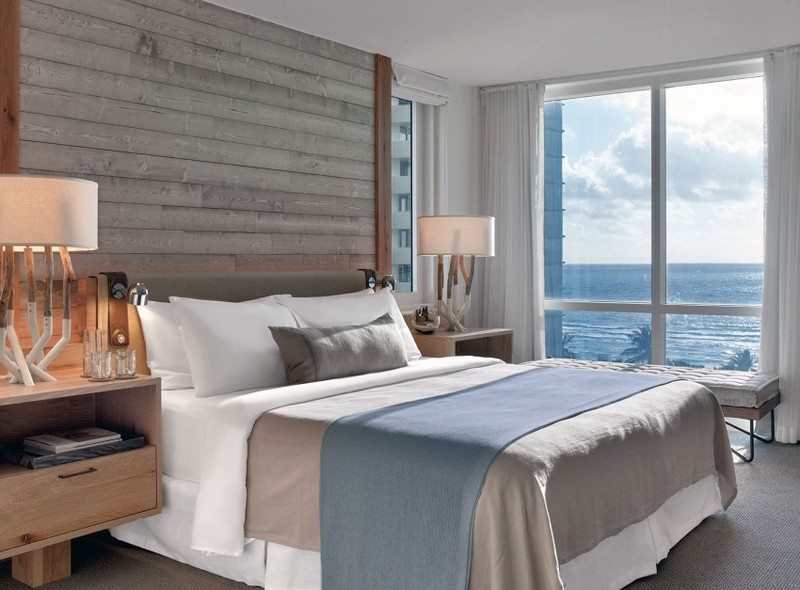 trä-och-vit-design-strand-hotell-dubbelsäng-trä-väggbeklädnad-grå-mattor