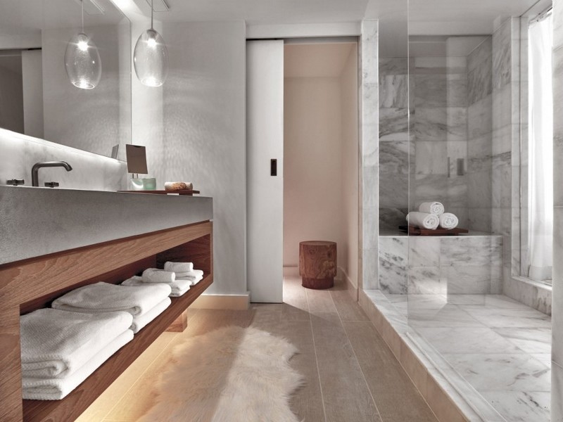 trä-och-vit-design-strand-hotell-badrum-marmor-kakel-glasväggar