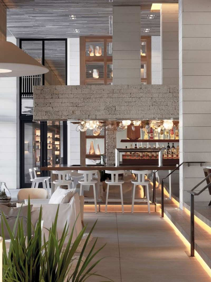 trä-och-vit-design-strand-hotell-bar-restaurang-