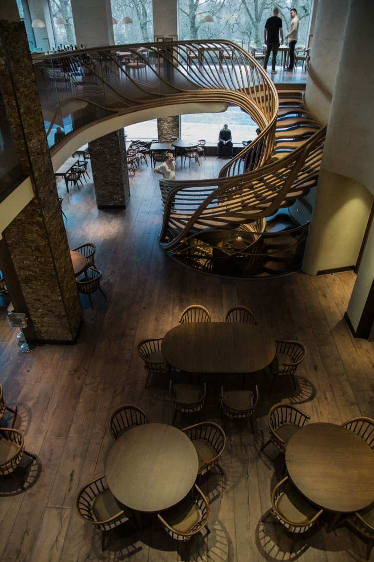 kreativ höjdpunkt dölj restaurang trä spiraltrappa fascinerande design