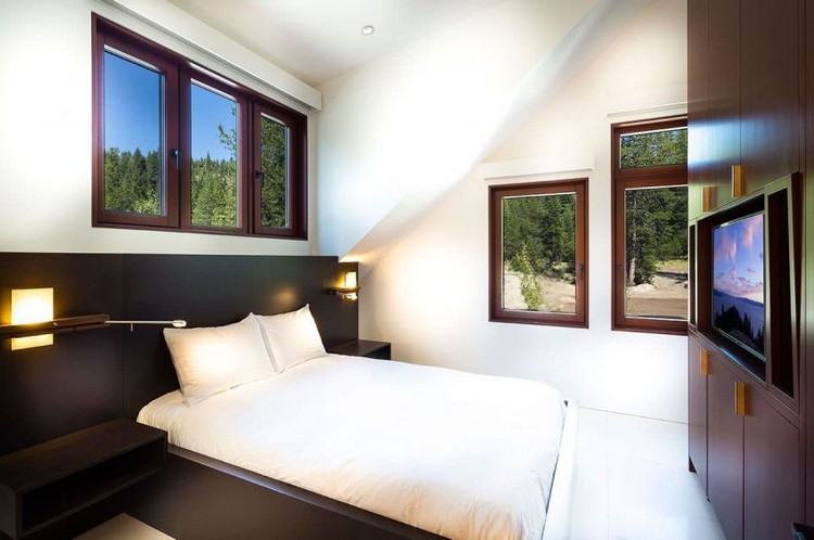 trämöbler-sovrum-litet-fönster-ljus