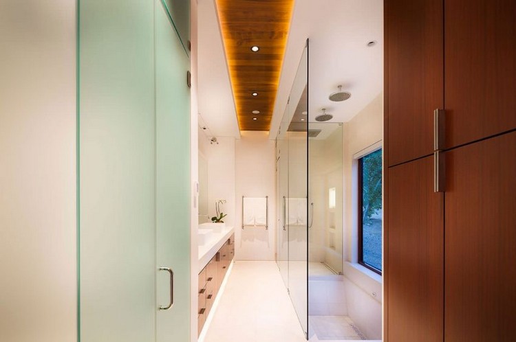 trä-tak-underskåp-badrum-glas skiljevägg