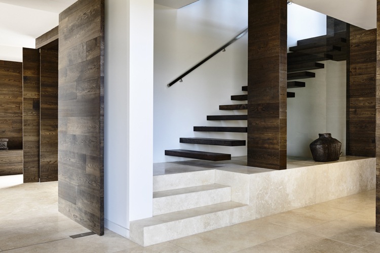 träbjälkar-kalksten-modern-hall-flytande-trappor-vit