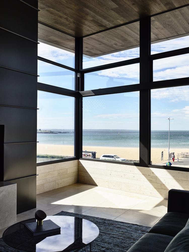 Träbjälkar och kalksten -moderna-havsutsikt-panoramafönster-stål