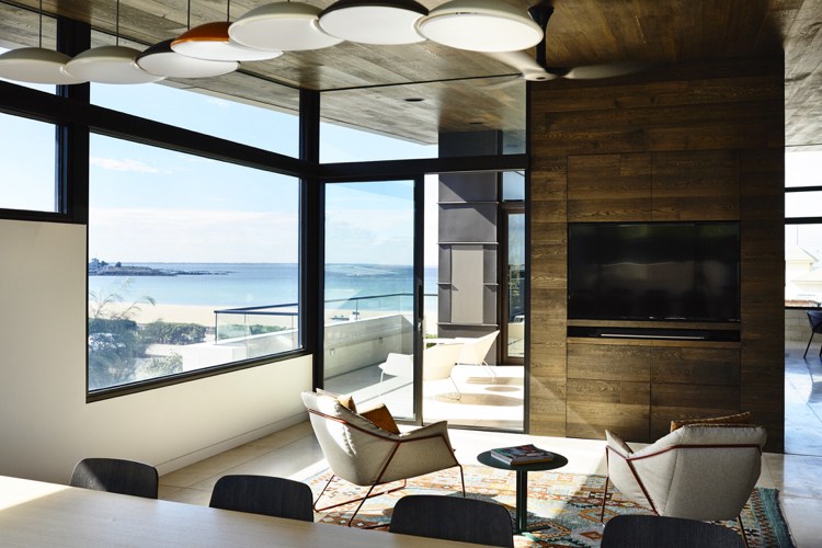Frilagda balkar och kalksten -moderna vardagsrum-tv väggfönster