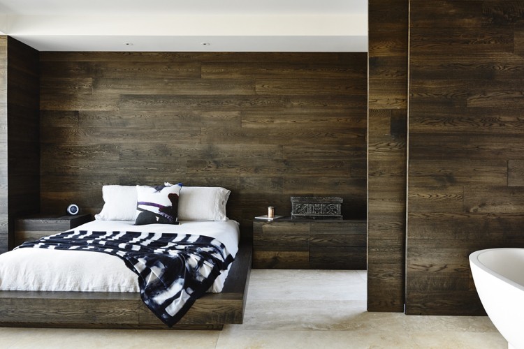 träbjälkar-kalksten-modernt-sovrum-badrum-integrerat