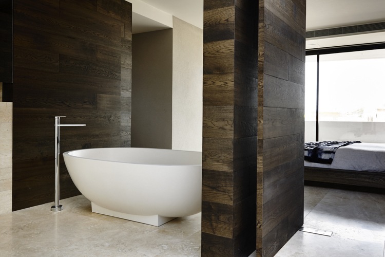 trä-balk-kalksten-moderna-sovrum-fristående badkar