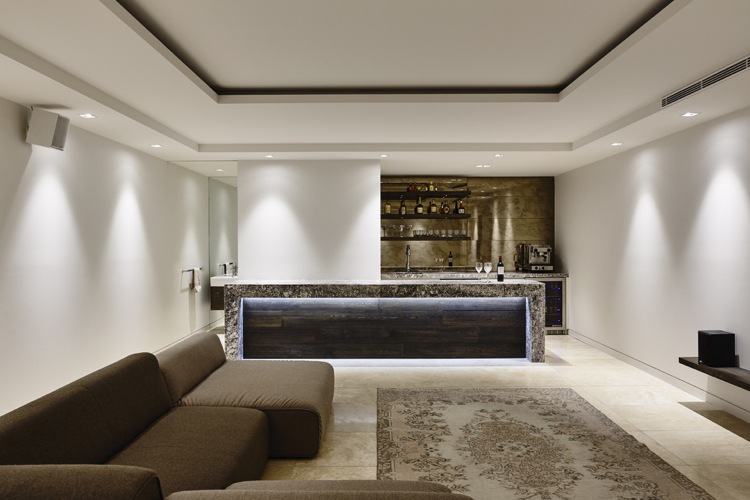 trä-balk-kalksten-modern-bar-källare-soffa