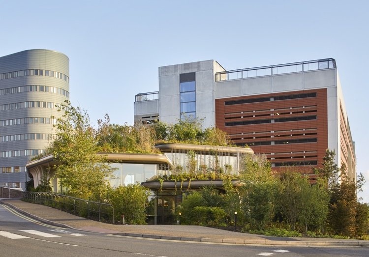 Sjukhus och vårdcentral i Leeds med en modern fasad och ett grönt tak