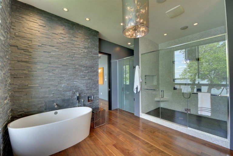 Trägolv-badrum-glas duschkabin-stenvägg