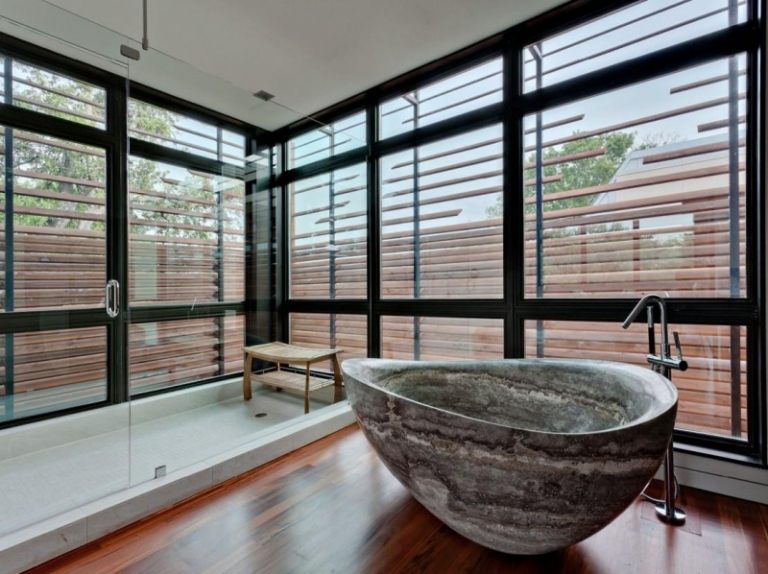 Trägolv-badrum-massiv-natursten-badkar-idéer