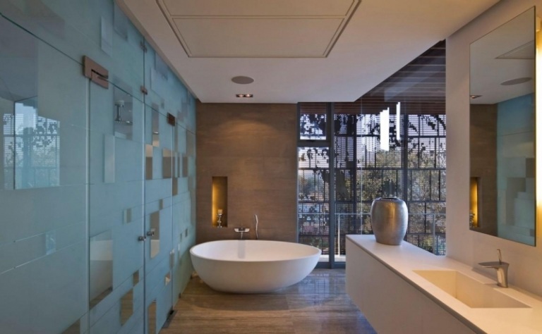 Trägolv-badrum-träplattor-badrumsdesign-glasdörr-spegelvägg