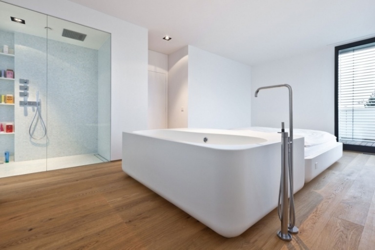 Trägolv-badrum-fristående-duschkabin-idéer