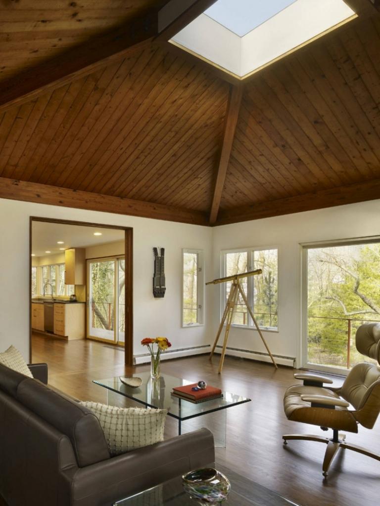 trä tak design takfönster idé mörk parkett vardagsrum minimalistisk