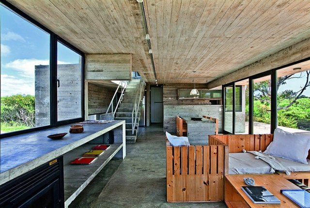 Inbyggda glasfönster av trä i takform