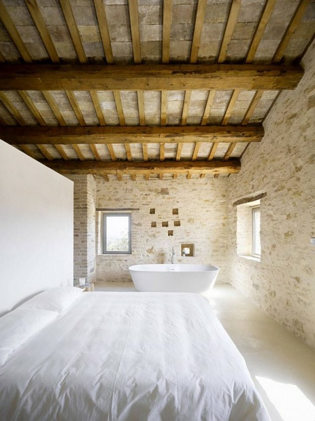 Trä balk badkar i sovrum interiör idéer