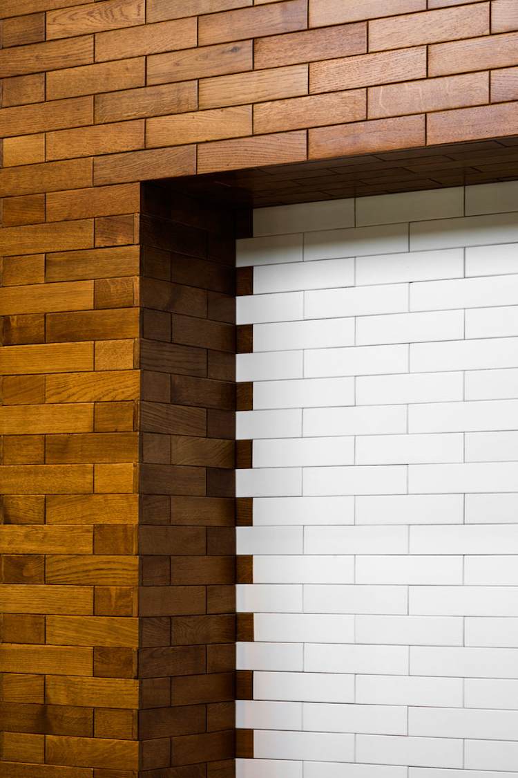 Lägga träplattor på väggen i vit kontrastväggbeklädnad